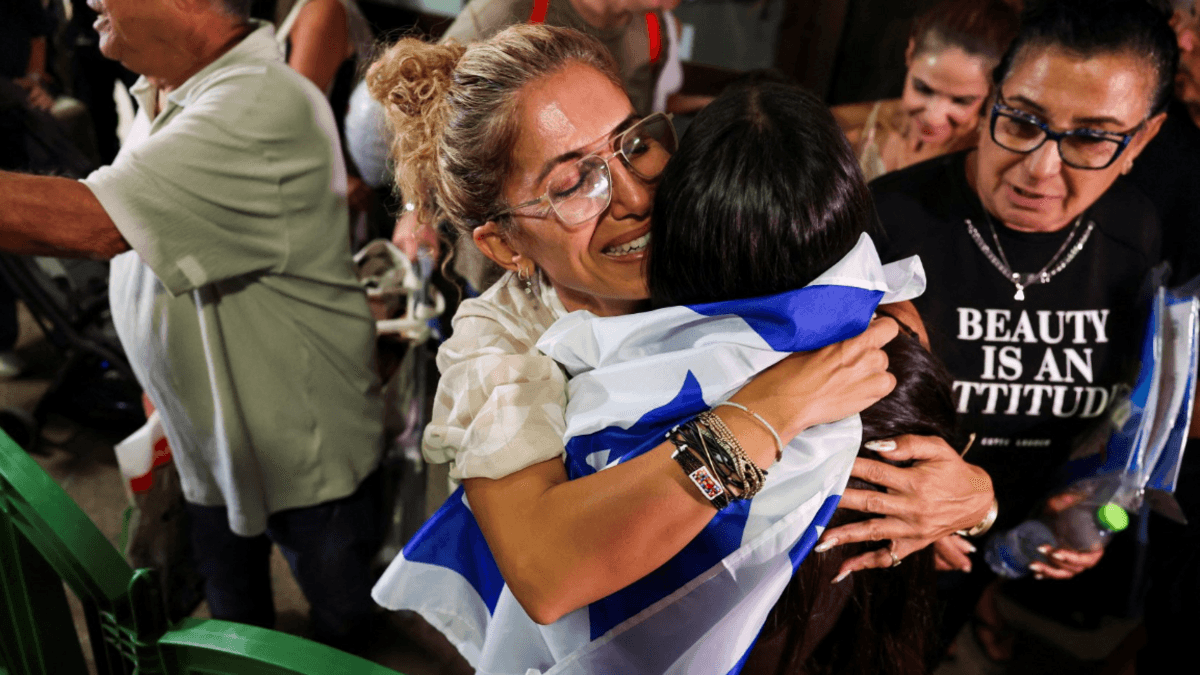Qué se sabe sobre el apuñalamiento en un vuelo rumbo a Israel que califican como un "intento de atentado terrorista"
