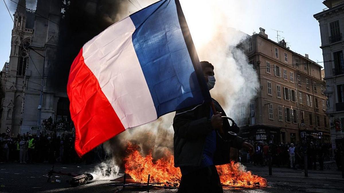 El gobierno de Francia decreta toques de queda y condena a los "ladrones" y "delincuentes" detrás de los violentos disturbios