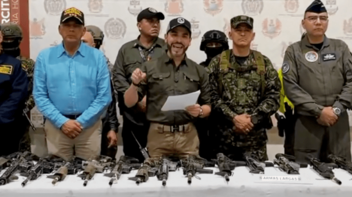 Qué busca De la Espriella con sus polémicas imágenes caminando entre cadáveres en Colombia que un juez le ordenó retirar