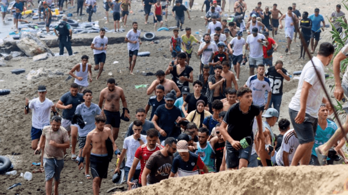 "La situación está fuera de control": España moviliza al ejército ante el cruce de más de 40.000 migrantes desde Marruecos a Ceuta