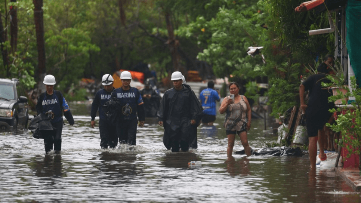La costa del Pacífico de México se enfrenta a los efectos del poderoso huracán Simon
