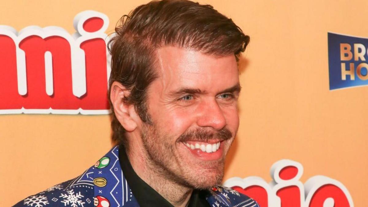 El bloguero Perez Hilton enfrenta una larga recuperación tras los reportes de que se autolesionó durante una transmisión en vivo