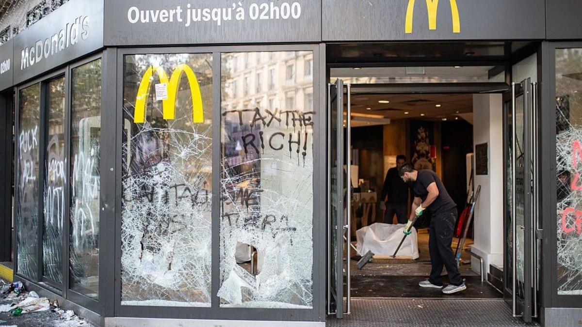 "No hay lugar para la violencia": vehículos quemados, edificios dañados y 2.400 detenidos tras las multitudinarias protestas en Francia