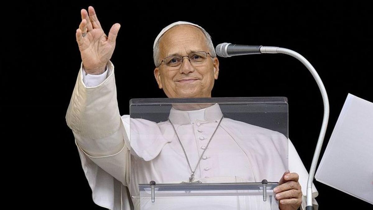 El papa León XIV hace su primera aparición pública tras ser operado por un cáncer de pulmón y "no hay motivos clínicos" que impidan su viaje a Sudamérica