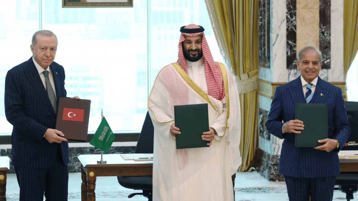 El pacto firmado por Arabia Saudita, Turquía y Pakistán en el que declaran que un ataque contra uno de ellos será un ataque "contra los tres"